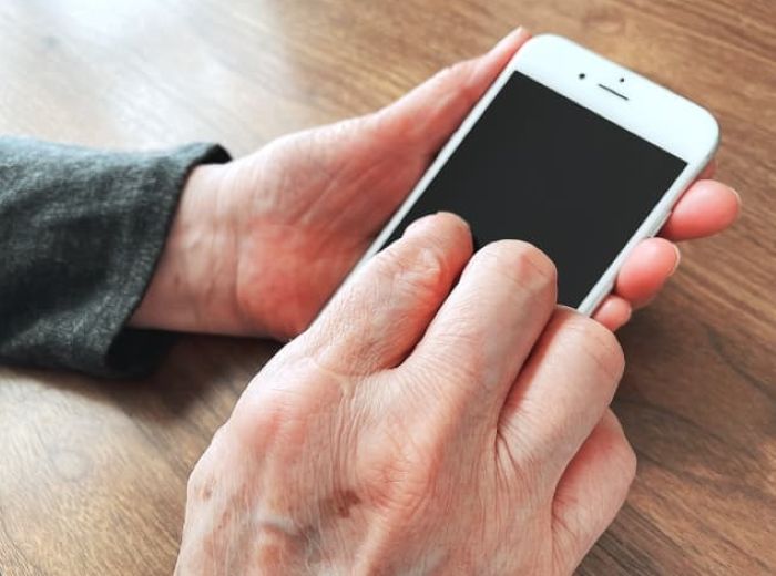 白内障手術後はスマホを見ても大丈夫？目に負担をかけない使い方と注意点を解説