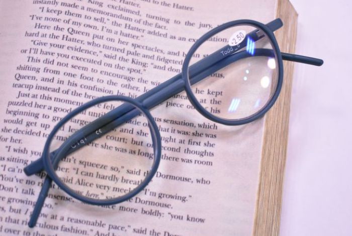 白内障で老眼鏡が必要になるのはなぜ？手術によってどう変化する？